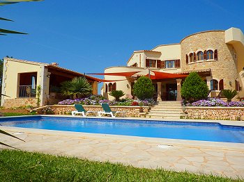 Villa mit gepflegtem Garten Villa mit gepflegtem Garten