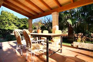 Überdachte, möblierte Terrasse Überdachte, möblierte Terrasse