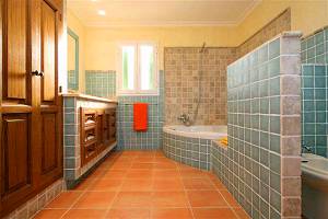 Bad mit Eckbadewanne und Bidet Bad mit Eckbadewanne und Bidet