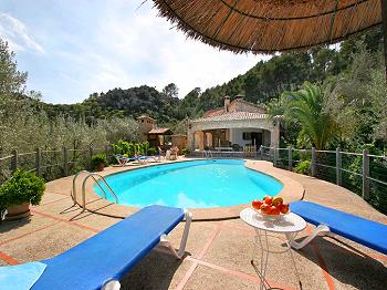 Pool mit Sonnenterrasse