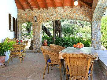 Terrasse mit Blick zum Pool