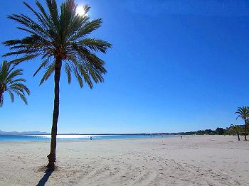 Langer Sandstrand in der Bucht von Alcudia