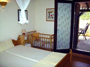 Schlafzimmer mit Kinderbett Schlafzimmer mit Kinderbett