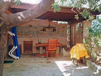 Überdachte und möblierte Terrasse Überdachte und möblierte Terrasse