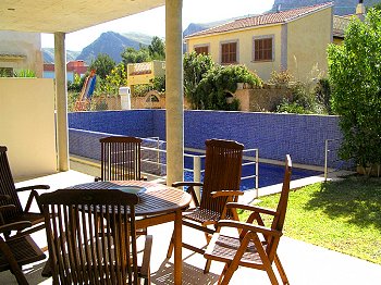 Überdachte Terrasse mit Blick zum Pool Überdachte Terrasse mit Blick zum Pool