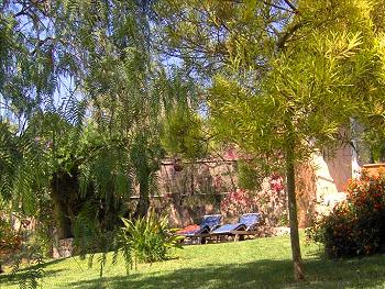 Gepflegter Garten der Finca