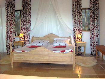 Schlafzimmer mit Doppelbett