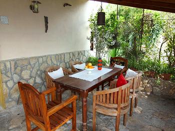 Möblierte und überdachte Terrasse Möblierte und überdachte Terrasse