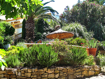 Große Terrasse, im Garten gelegen
