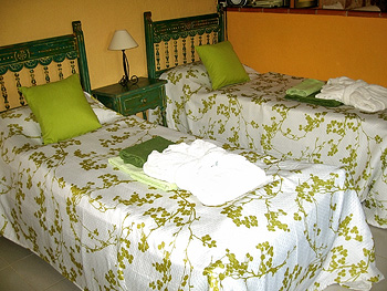 Schlafzimmer mit zwei Einzelbetten
