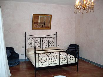 Doppelbett im Schlafbereich Doppelbett im Schlafbereich