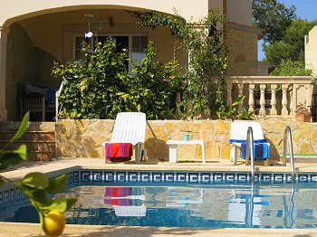 Ferienhaus mit Pool für 6 Personen