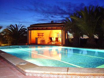 Pool mit abendlicher Beleuchtung