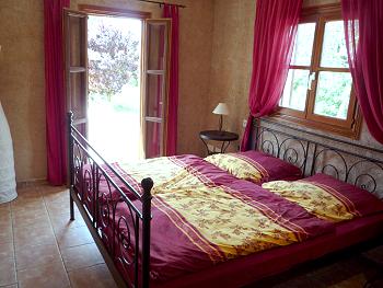 Schlafzimmer mit Doppelbett