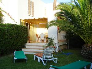 Blick vom Garten zur Terrasse Blick vom Garten zur Terrasse