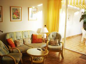 Wohnzimmer mit Zugang zur Terrasse Wohnzimmer mit Zugang zur Terrasse