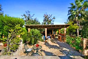 Außenküche mit überdachter und sonniger Terrasse Außenküche mit überdachter und sonniger Terrasse