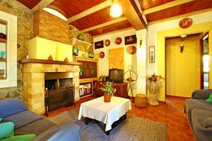 Wohnzimmer mit Kamin und SAT-TV Wohnzimmer mit Kamin und SAT-TV