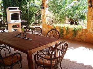Terrasse mit gemauertem Grill Terrasse mit gemauertem Grill