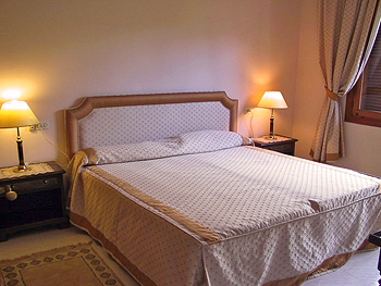 Schlafzimmer mit Polsterbett Schlafzimmer mit Polsterbett