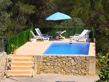 Pool und kleine Terrasse Pool und kleine Terrasse