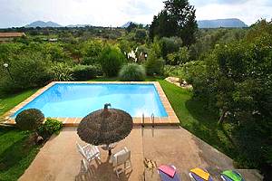 Pool mit Sonnenliegen Pool mit Sonnenliegen