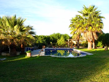 Pool mit Sonnenterrasse Pool mit Sonnenterrasse