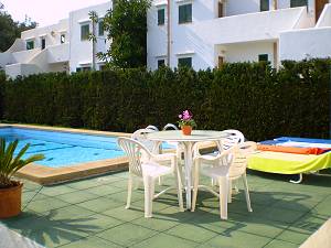 Pool mit Sonnenliegen und Sitzgruppe Pool mit Sonnenliegen und Sitzgruppe