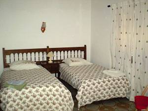 Schlafzimmer mit je 2 Einzelbetten Schlafzimmer mit je 2 Einzelbetten