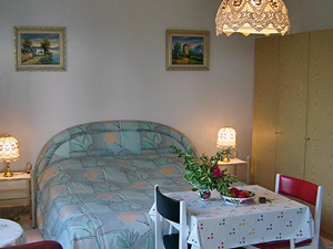 Doppelbett 2 x 2 m Doppelbett 2 x 2 m