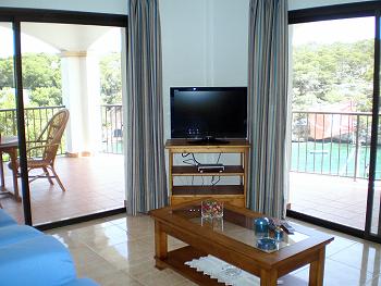 Wohnzimmer mit Zugang zur Terrasse Wohnzimmer mit Zugang zur Terrasse