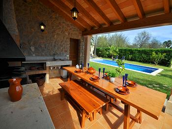 Grillecke mit Blick in den Garten