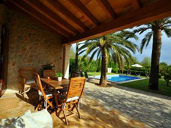 Pool und überdachte Terrasse