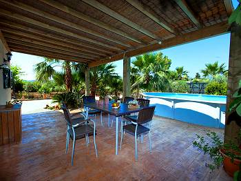 Überdachte Terrasse am Pool Überdachte Terrasse am Pool