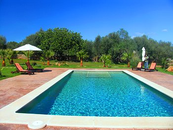 Großer Pool mit Sonnenterrasse Großer Pool mit Sonnenterrasse