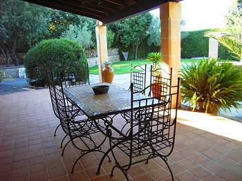 Möblierte und überdachte Terrasse Möblierte und überdachte Terrasse