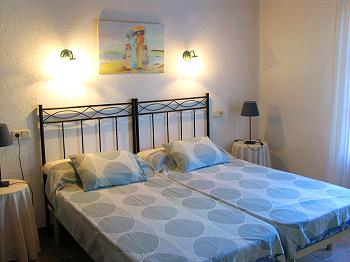 Schlafzimmer mit 2 Einzelbetten