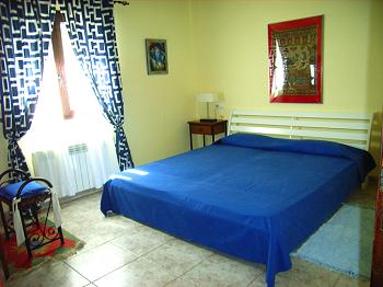 Schlafzimmer mit Doppelbett