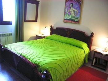 Schlafzimmer mit Doppelbett