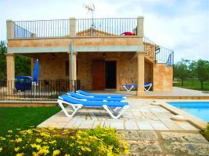 Poolterrasse mit Sonnenliegen Poolterrasse mit Sonnenliegen