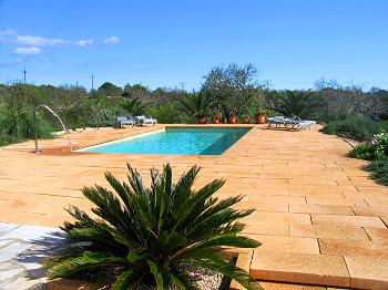 Pool mit Sonnenterrasse Pool mit Sonnenterrasse