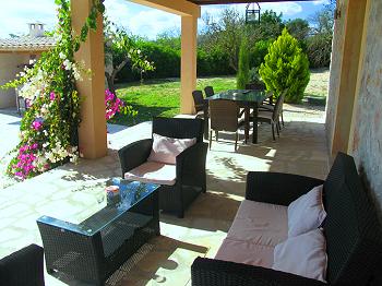 Terrasse mit schicken Gartenmöbeln Terrasse mit schicken Gartenmöbeln