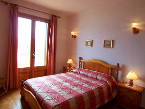 Schlafzimmer mit Doppelbett