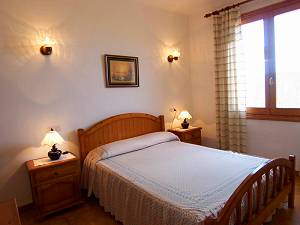 Schlafzimmer mit Doppelbett