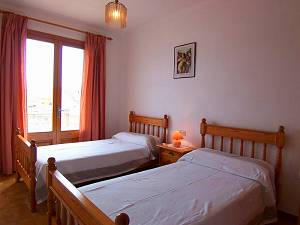 Schlafzimmer mit Doppelbett