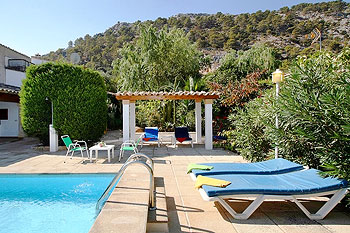Pool mit Sonnenterrasse Pool mit Sonnenterrasse