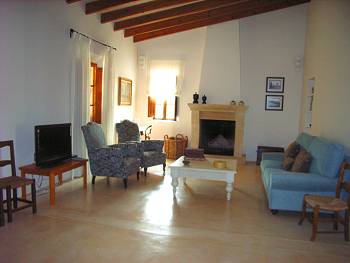 Wohnraum mit Kamin und SAT-TV Wohnraum mit Kamin und SAT-TV