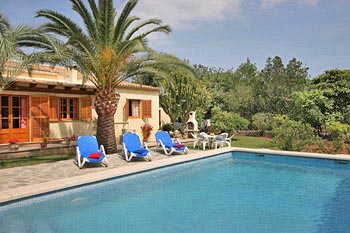 Pool mit Sonnenliegen Pool mit Sonnenliegen