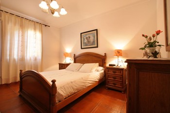 Schlafzimmer mit Doppelbett und Klimaanlage Schlafzimmer mit Doppelbett und Klimaanlage