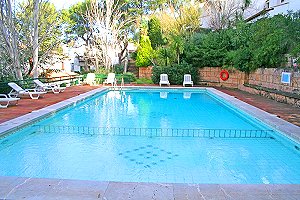 Pool mit Sonnenliegen Pool mit Sonnenliegen